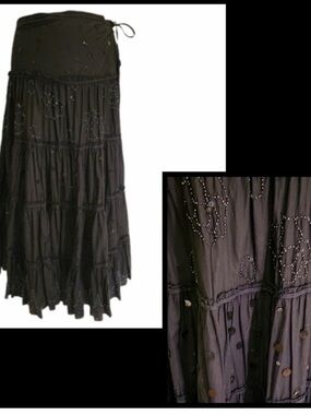 BCBGMaxAzria Beaded Ruffle
Maxi Skirt with Sequins Medium
